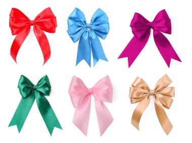 Beyaz üzerine izole edilmiş farklı renklerde güzel yaylar.