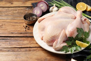 Tahta masada farklı ürünlerle taze çiğ tavuk, metin için yer.