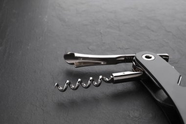 Bir tirbuşon (sommelier bıçak) gri desenli masa üzerinde, yakın plan