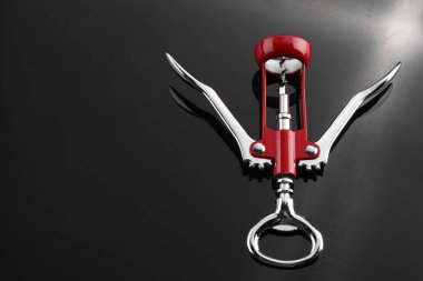 Gri masanın üstünde bir kanat tirbuşonu var. Metin için boşluk