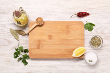 Kesme tahtası, baharatlar, yağ ve limon açık ahşap masa, düz yatak. Metin için boşluk