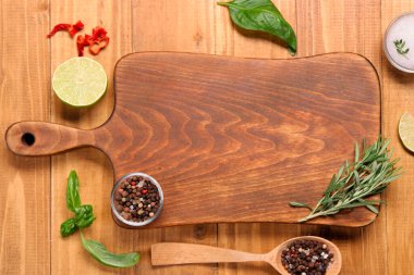 Tahta kesme tahtası, baharatlar ve kireç, ahşap masa, düz yatış. Metin için boşluk