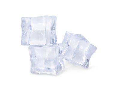 Beyaz üzerinde kristal berrak buz küpleri