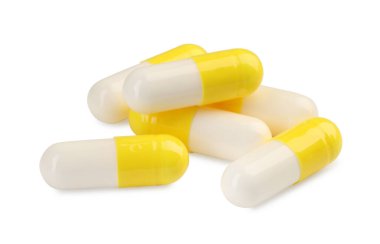 Beyaza izole edilmiş bir sürü antibiyotik hapı var. Tıbbi tedavi