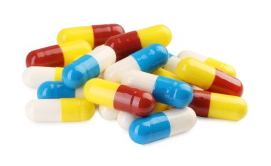 Beyaza izole edilmiş bir sürü antibiyotik hapı var. Tıbbi tedavi