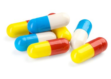 Beyaza izole edilmiş bir sürü antibiyotik hapı var. Tıbbi tedavi