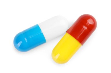 Beyaza izole edilmiş iki antibiyotik hapı.