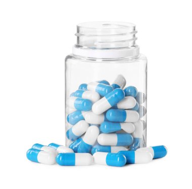 Beyaza izole edilmiş antibiyotik hapları ve şişe.