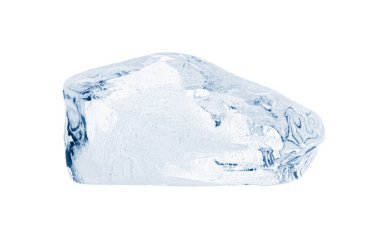 Temiz buz parçası beyaza izole edilmiş