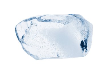 Temiz buz parçası beyaza izole edilmiş
