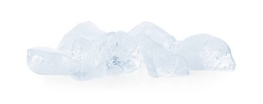 Ezilmiş buz parçaları beyazda izole edilmiş.