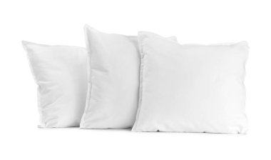 Birçok yeni yumuşak yastık beyaz üzerine izole edilmiş