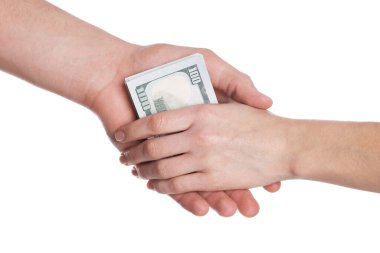 Para değişimi. Beyaz arka planda kadına dolar banknotları veren adam, yakın plan.
