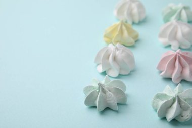 Açık mavi arka planda leziz kremalı kurabiyeler, yakın plan. Metin için boşluk