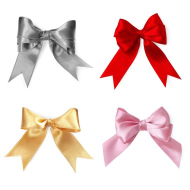 Beyaz üzerine izole edilmiş farklı renklerde güzel yaylar.