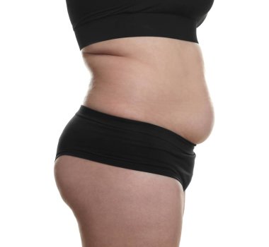 Beyaz arka planda aşırı göbek yağlı bir kadın, yakın plan. Aşırı kilolu