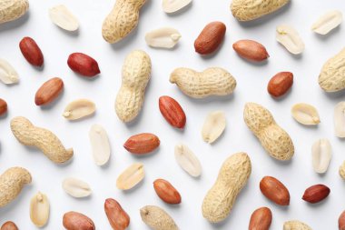 Beyaz arka planda taze fıstıklar, düz yatış.