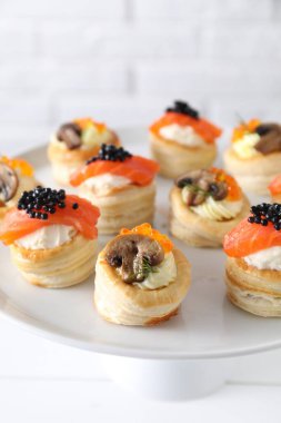 Farklı lezzetli hamur işi aperatifler hazır bekliyor.