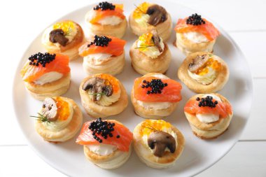 Beyaz masada farklı lezzetli puf börekleri.