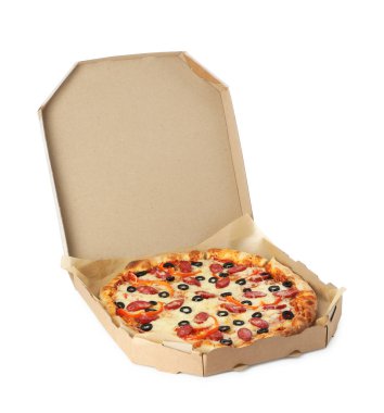 Peynirli lezzetli pizza, füme sosis, zeytin ve biber beyaz kutuda izole edilmiş karton kutuda.