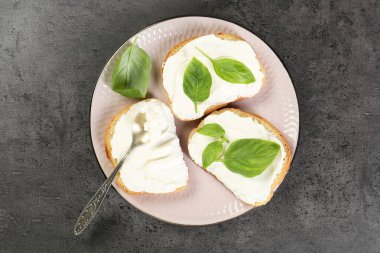 Krem peynirli ve fesleğen yapraklı lezzetli sandviçler.