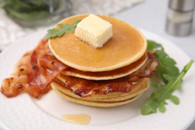 Pastırmalı, tereyağlı ve roka kaplı leziz gözlemeler, yakın plan.