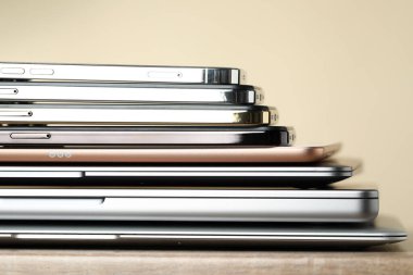Tahta masaya elektronik cihazlar yığını, yakın plan