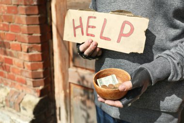 Zavallı evsiz adam, dışarıda bağışlarla imza atıp bovling oynuyor, yakın plan. Metin için boşluk