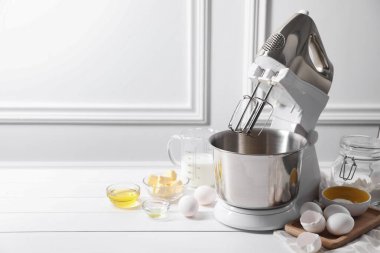 Modern stand mikseri ve hamur malzemeleri beyaz masa içinde. Metin için boşluk