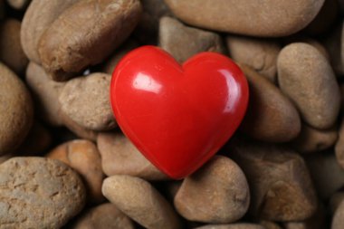 Kırmızı dekoratif kalp taşların üzerinde, yukarıda.