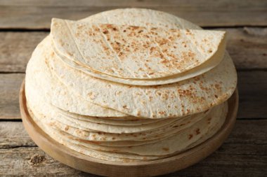 Tahta masada ev yapımı lezzetli tortilla yığını.