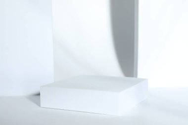 Ürünün sunumu. Beyaz arkaplanda podyum, metin için boşluk