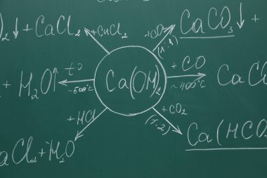 Yeşil tahtaya tebeşirle yazılmış kimyasal formüller.