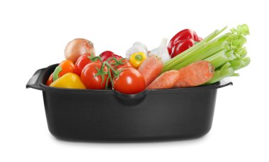 Beyaz tencerede izole edilmiş taze ürünler.