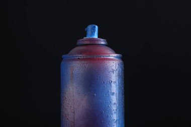 Koyu arkaplanda bir sprey boya kutusu, yakın plan.