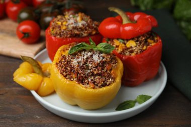 Tahta masada mısır ve fesleğenle doldurulmuş kinoa biberi.