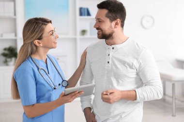 Hastanedeki hastayla çalışan profesyonel bir doktor.