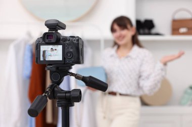 Evde video kaydederken kıyafetlerini gösteren moda blogcusu, kameraya odaklan