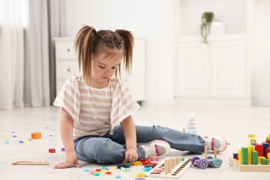 Matematik oyunuyla oynayan sevimli küçük kız. Kapalı alanda numaralar arıyor.