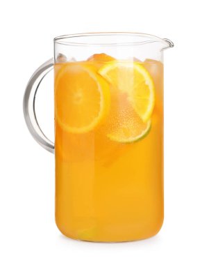 Sürahide taze yapılmış limonata, beyazda izole edilmiş.