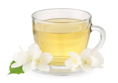 Cam bardakta aromatik bitki çayı ve beyaz bardakta izole edilmiş çiçekler.