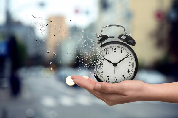 Acaba Tiempo Mujer Con Reloj Despertador Disuelto Sobre Fondo Borroso — Foto de Stock