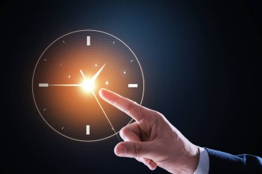 İş adamı karanlık arkaplanda sanal saate dokunuyor, yakın plan