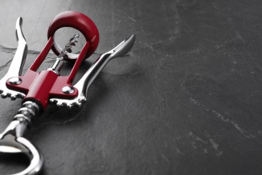 Gri desenli masada bir kanat tirbuşonu. Metin için boşluk