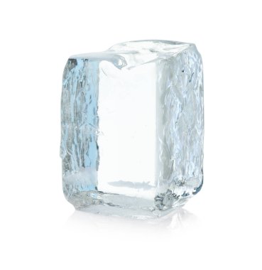 Beyaz üzerine izole edilmiş bir buz bloğu