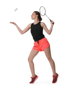 Beyaz arka planda badminton oynayan genç bir kadın.