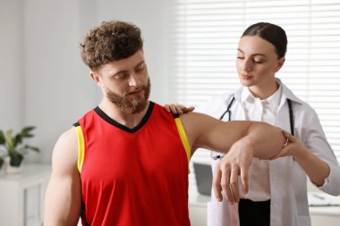Spor sakatlığı. Hastanede hastayı muayene eden doktor.