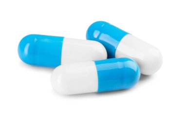 Beyaza izole edilmiş antibiyotik haplar. Tıbbi tedavi