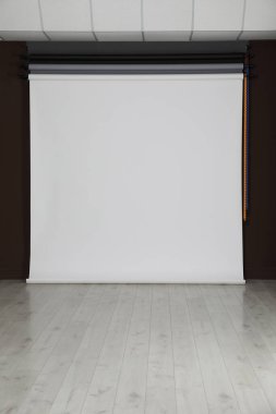 Boş beyaz fotoğraf arkaplanı. Profesyonel stüdyo ekipmanları