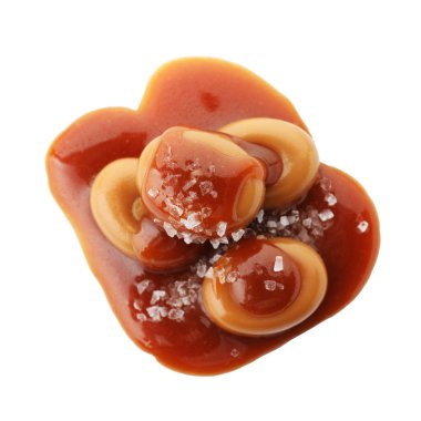 Karamel soslu lezzetli şekerler ve beyaza izole edilmiş deniz tuzu.